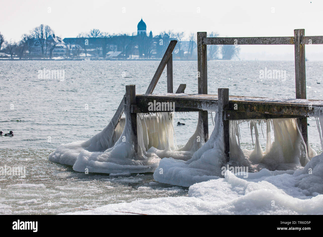Formas extrañas guinda un malecón que después de la tormenta de invierno, Alemania, Baviera, el lago Chiemsee Foto de stock