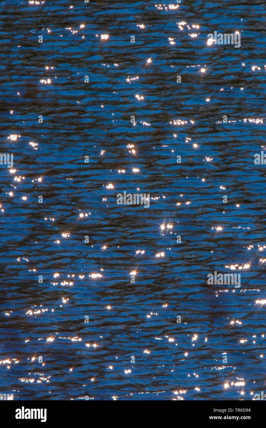 Las ondas de color azul oscuro y sun reflexiones, Alemania, Baviera, el lago Chiemsee Foto de stock