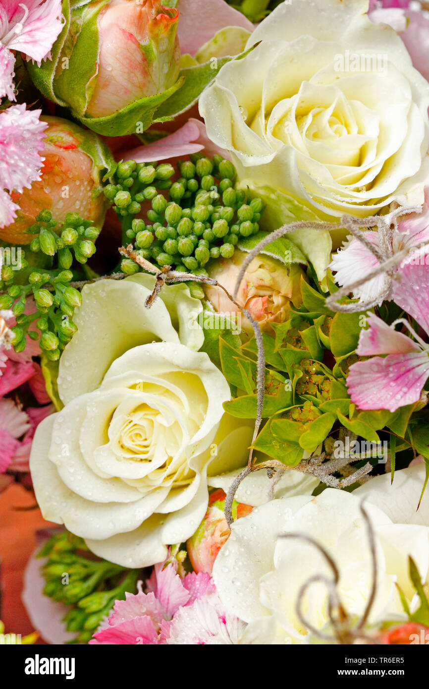 Arreglo floral con rosas blancas Foto de stock