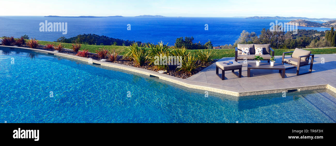Piscina con vista al mar de un lujoso hotel, Francia, Saint Tropez Foto de stock