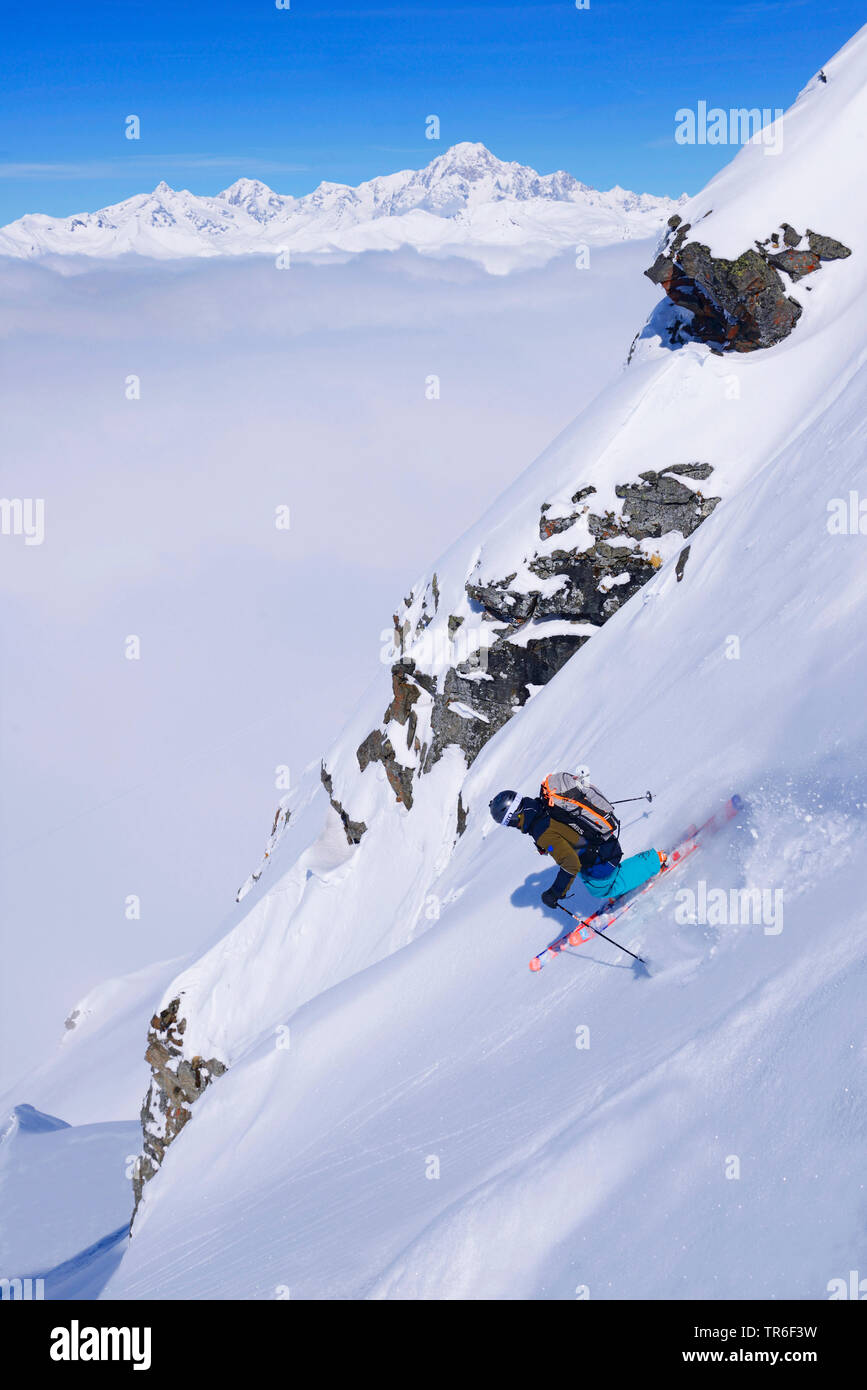 Esquí fuera de pista en la estación de esquí de Sainte-Foy-Tarentaise, Mont Blanc, en el fondo, Francia, Savoie, Parque Nacional de Vanoise, Sainte-Foy-Tarentaise Foto de stock