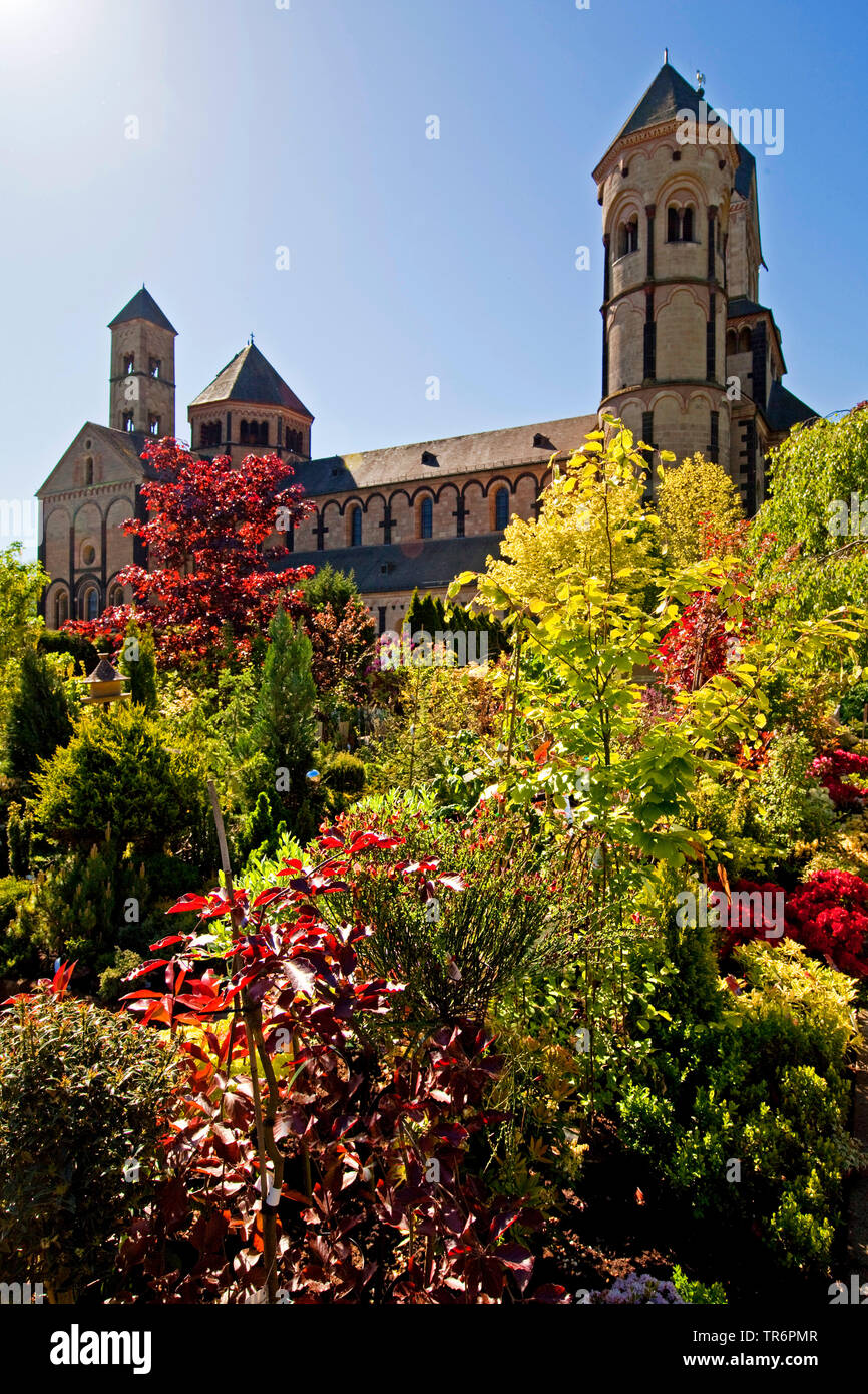 Abadía Maria Laach, vista desde el claustro jardín, Alemania, Renania-Palatinado, Eifel, Glees Foto de stock