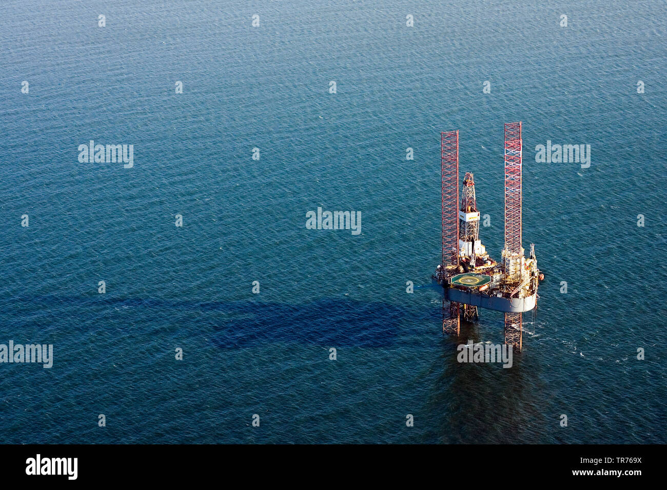 Oilbarge rig en el Mar del Norte, aerofotografía, Países Bajos Foto de stock