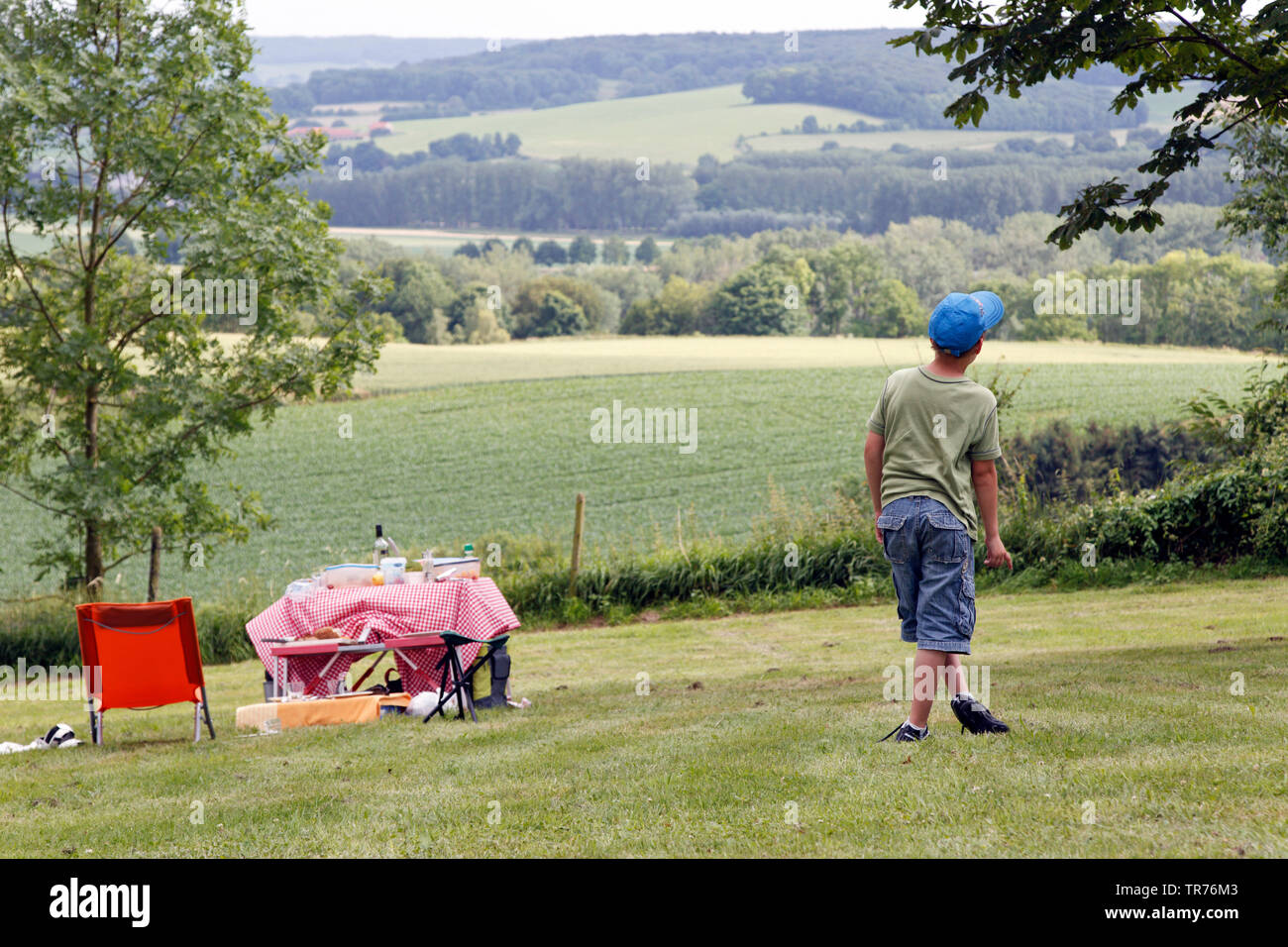 Recreationist disfrutando la vida campestre en el paisaje del sur de Limburg, Países Bajos, Limburgo, Eys Wijlre, Gulpen Wittem Foto de stock