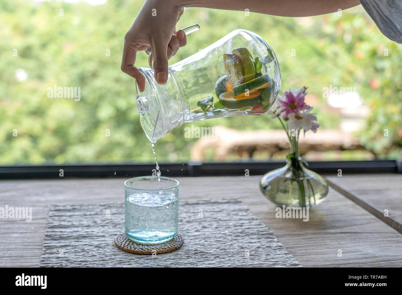 https://c8.alamy.com/compes/tr7abh/un-camarero-en-un-restaurante-vierte-agua-de-una-garrafa-de-fruta-en-un-vaso-cerrar-tr7abh.jpg