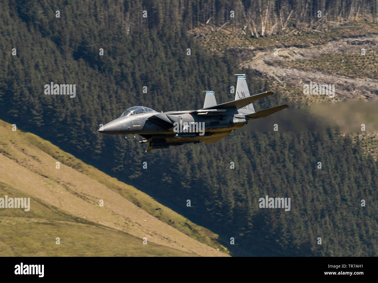 F-15E Strike Eagle volando bajo nivel en Gales, Reino Unido Foto de stock