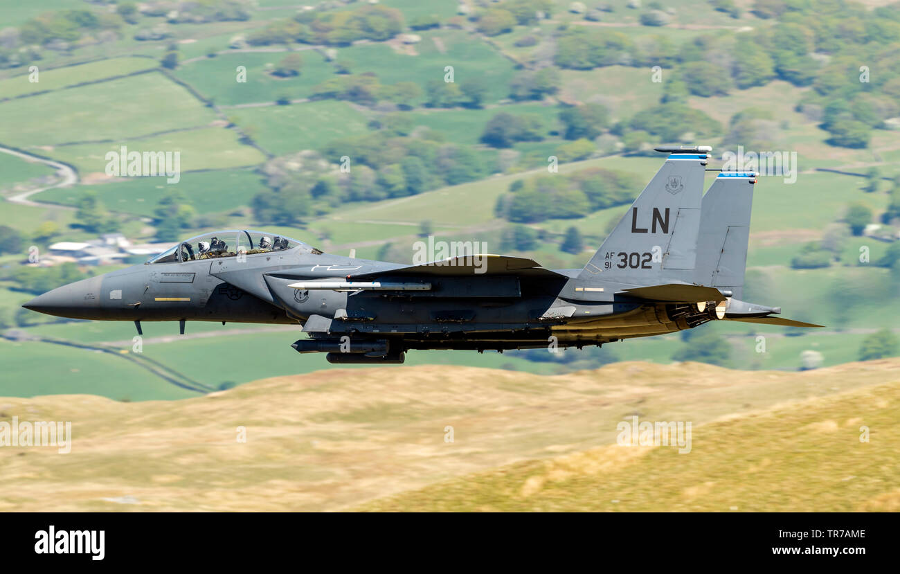 F-15E Strike Eagle volando bajo nivel en Gales, Reino Unido Foto de stock