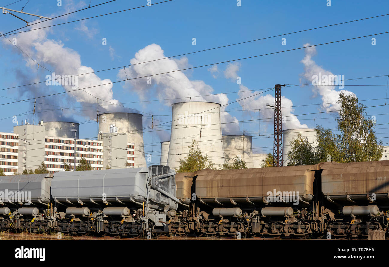 Tren de carga y una planta de energía con fumar chimeneas. Foto de stock