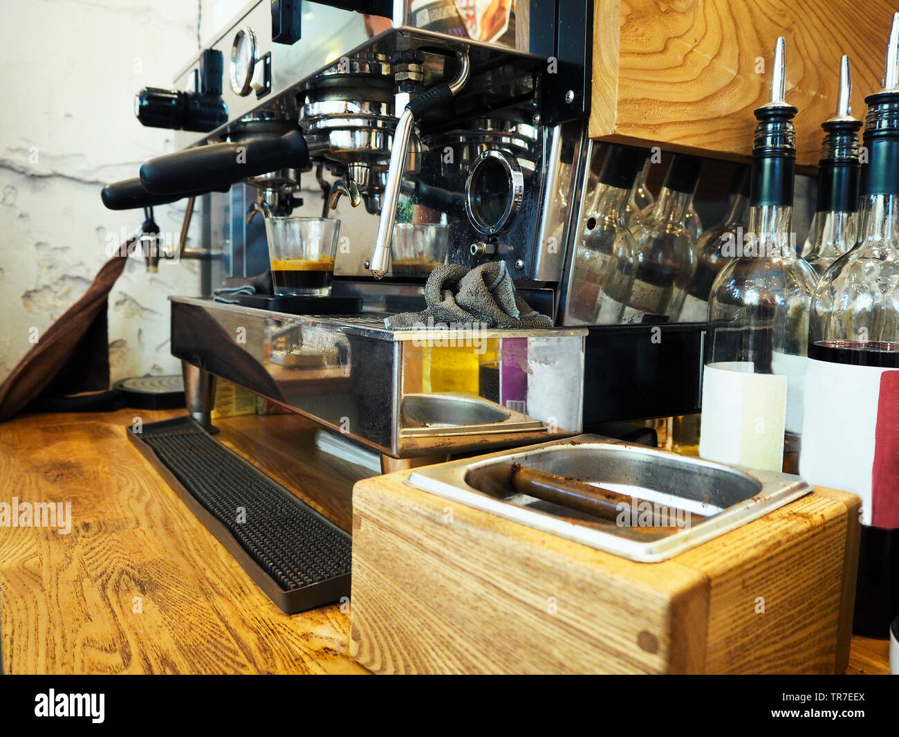 Cafetera exprés haciendo café en pub, bar, restaurante: fotografía
