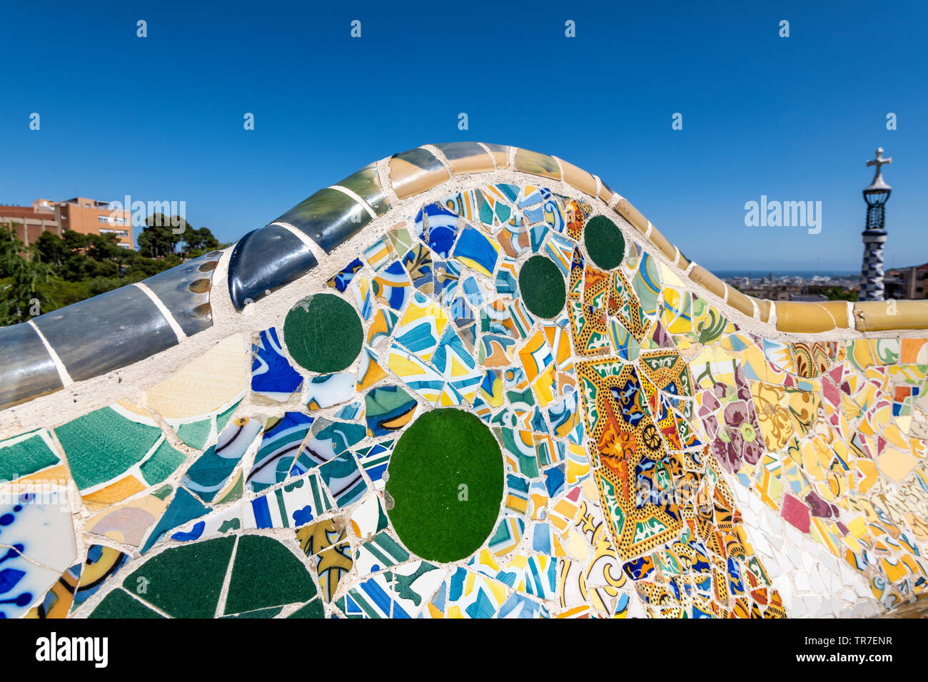 Mosaicos de Gaudí en el banquillo en el Park Güell, Barcelona, Cataluña, España Foto de stock