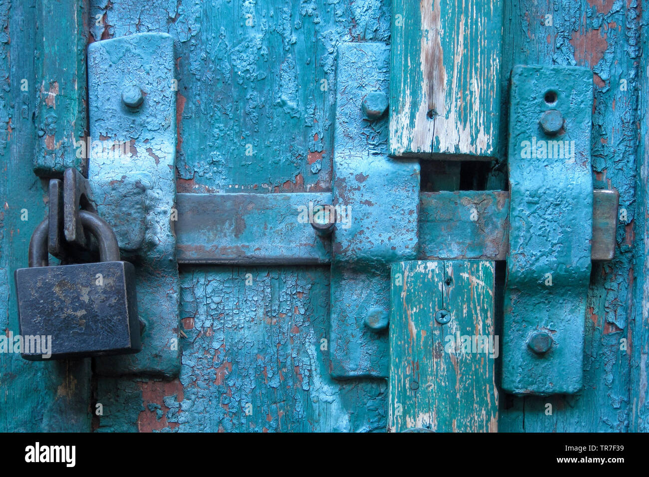 Vintage pestillo y candado cerrado en capeado rayada puerta de madera. Concepto de seguridad y protección de la intimidad. Textura de fondo grunge Foto de stock
