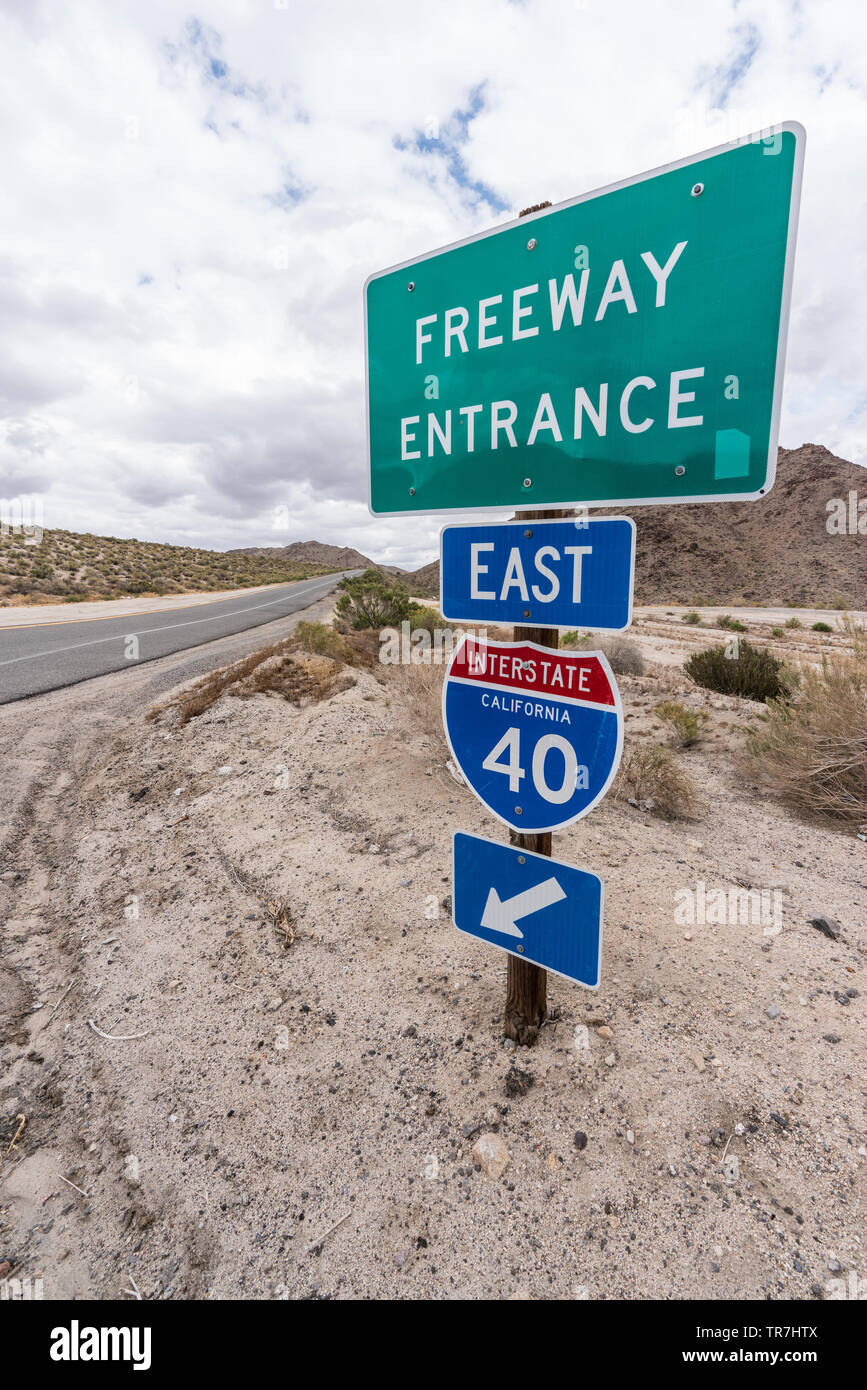 La Interstate 40 East freeway en rampa firmar vista vertical cerca de Mojave National Preserve, en el sur de California. Foto de stock