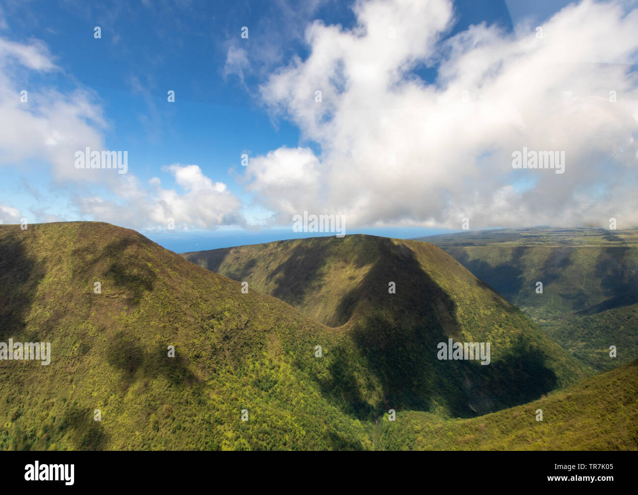 Las montañas a lo largo de la orilla de la costa de Kona, Hawai Foto de stock