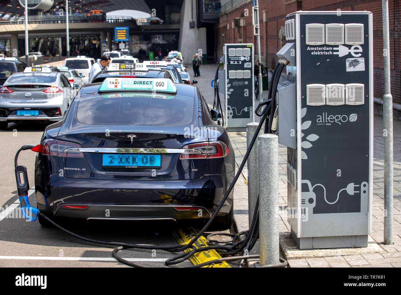 Amsterdam, Países Bajos, estación de carga para vehículos eléctricos, aquí una estación de taxis, Tesla S modelo como un taxi, en la Estación Central de Ámsterdam, Foto de stock