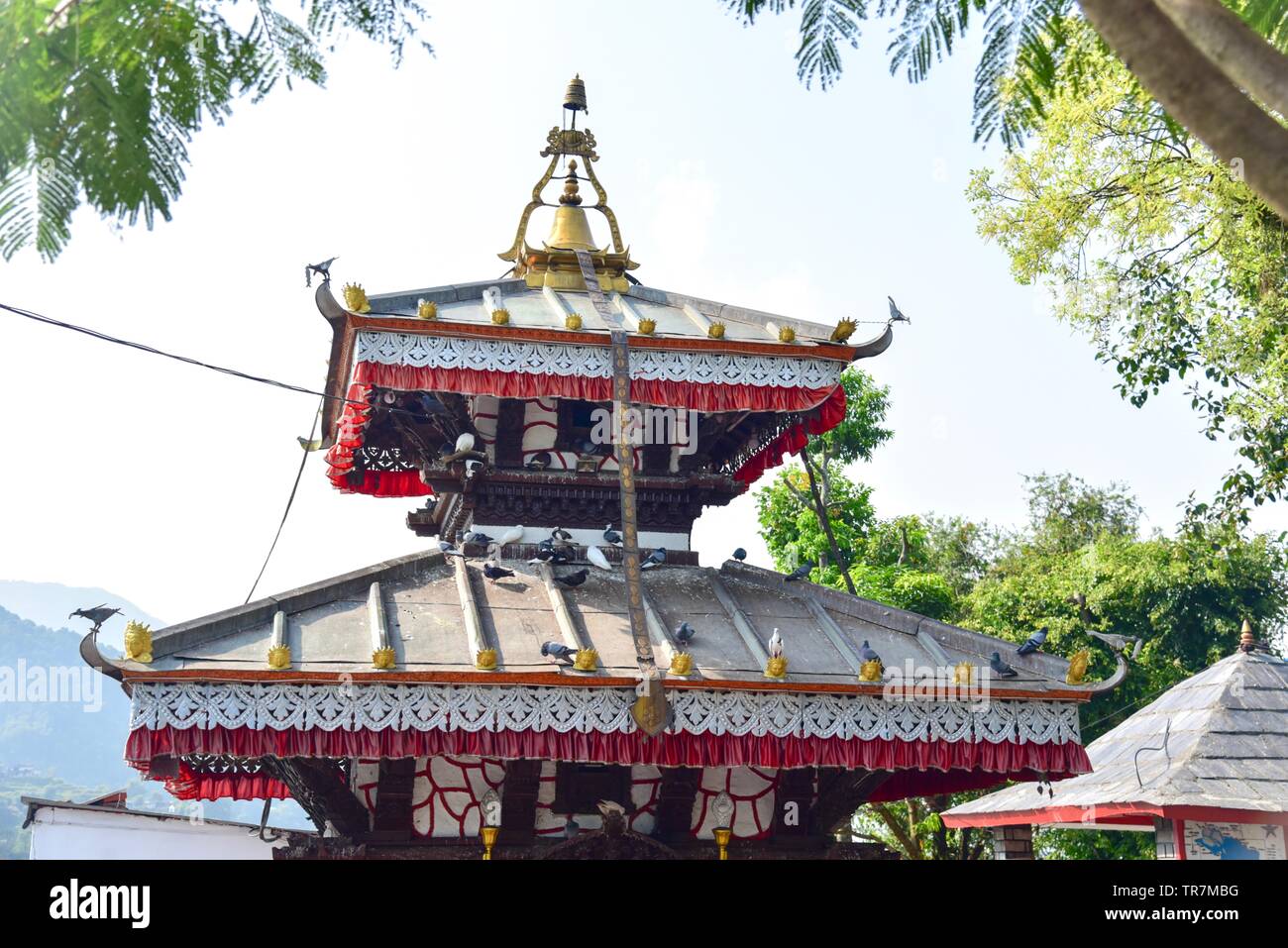 Templo de Barahi isla en el lago Phewa Foto de stock