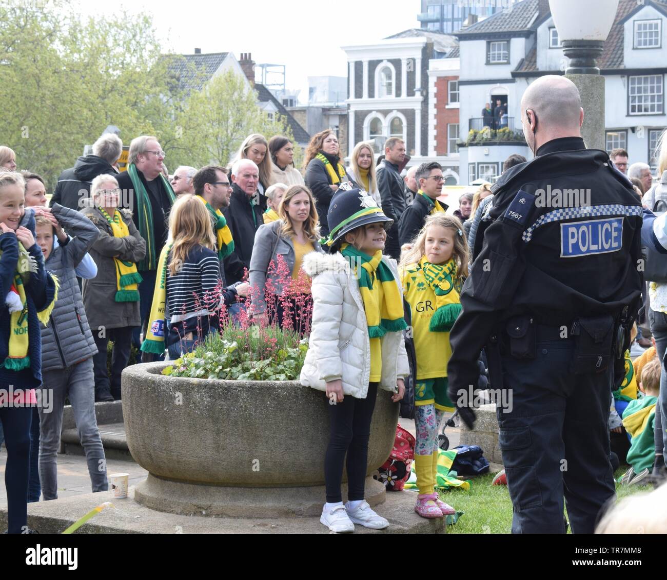 Promoción de la ciudad de Norwich desfile el 6 de mayo de 2019 joven fan viste sombrero del policía Foto de stock