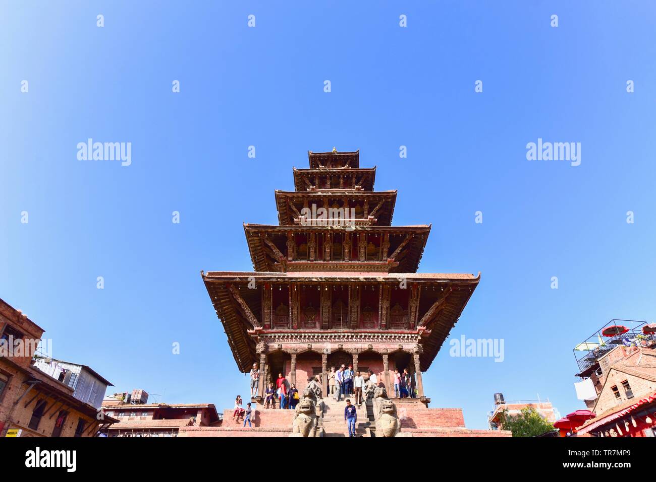 Templo Nyatapola, el antiguo templo nepalés en Bhaktapur Durbur Square Foto de stock