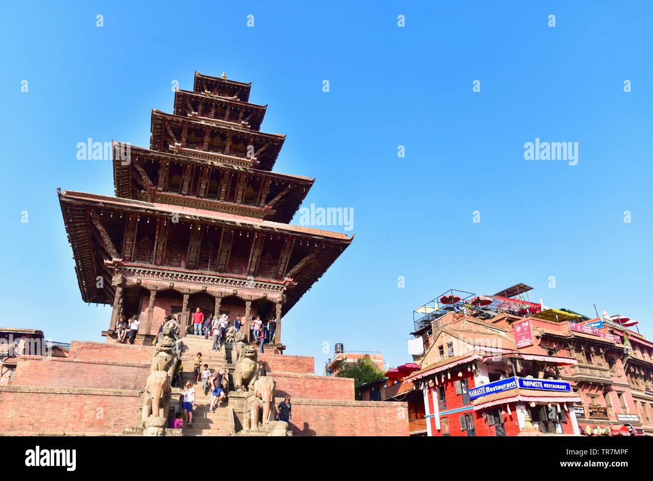 Templo Nyatapola, un antiguo templo nepalés en Bhaktapur Durbur Square Foto de stock