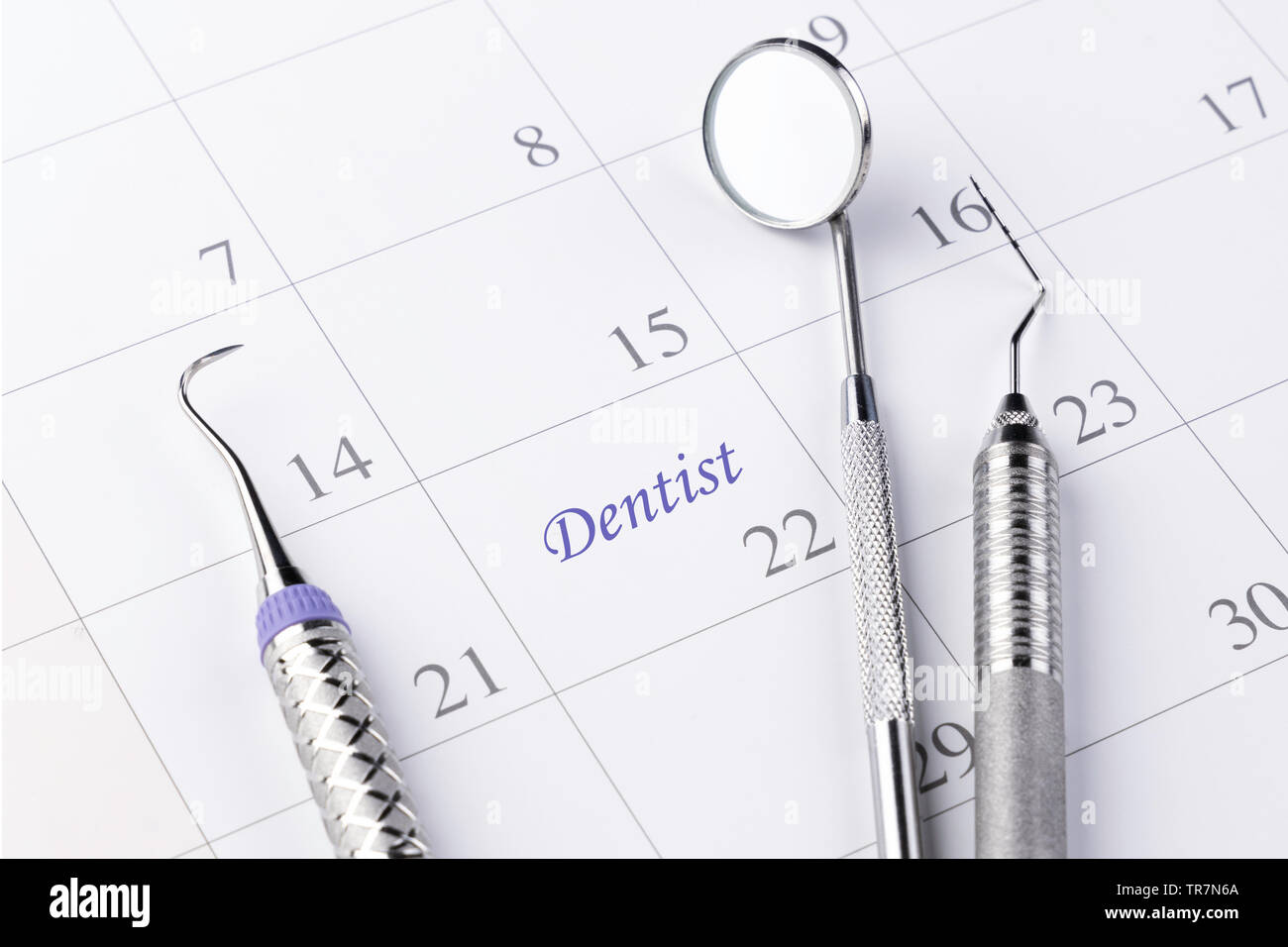 Recordatorio dentista cita en Calendario y profesional- Imagen herramientas dentales. Foto de stock