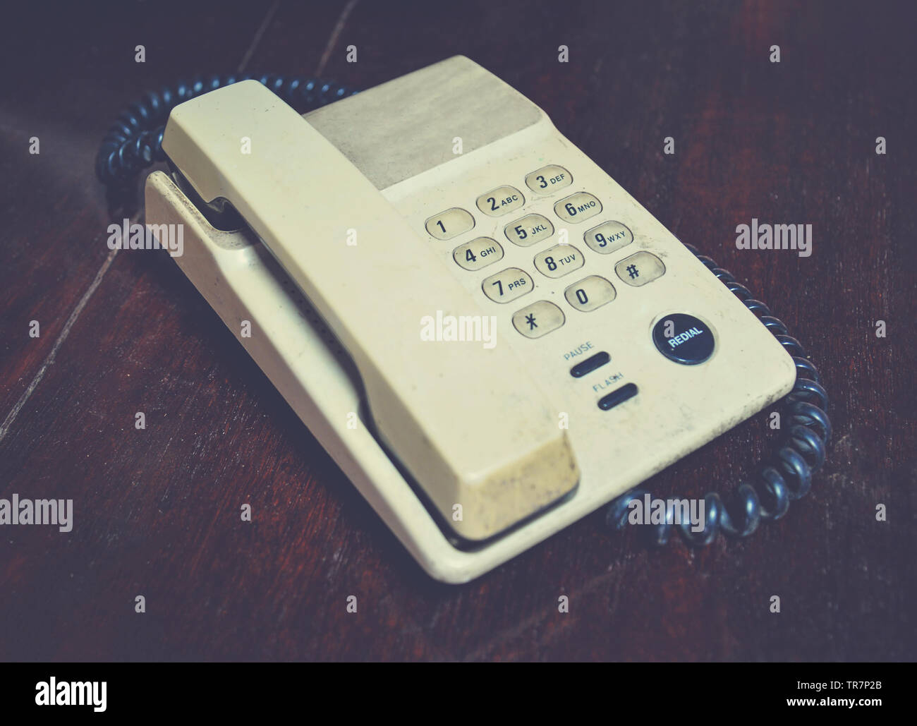 Antiguo teléfono retro sobre mesa de madera en la oficina / Casa antigua de  estilo de tono telefónico teléfono fijo Fotografía de stock - Alamy
