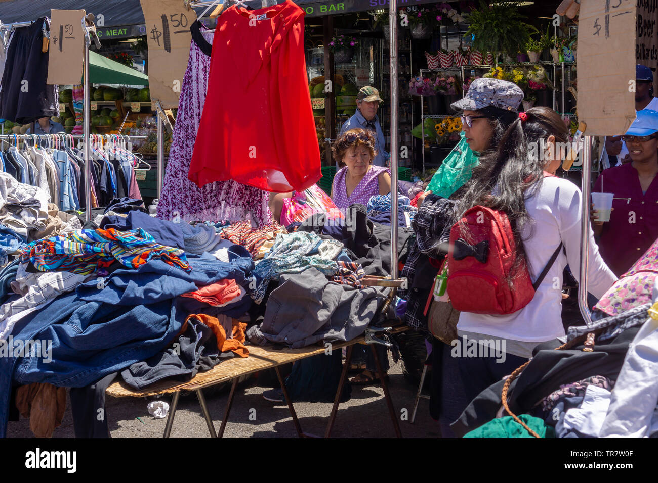 Buscar compradores chinos baratos ropa fabricada en una feria de la calle  en el barrio de Astoria de Nueva York el lunes, 27 de mayo de 2019. (©  Richard B. Levine Fotografía