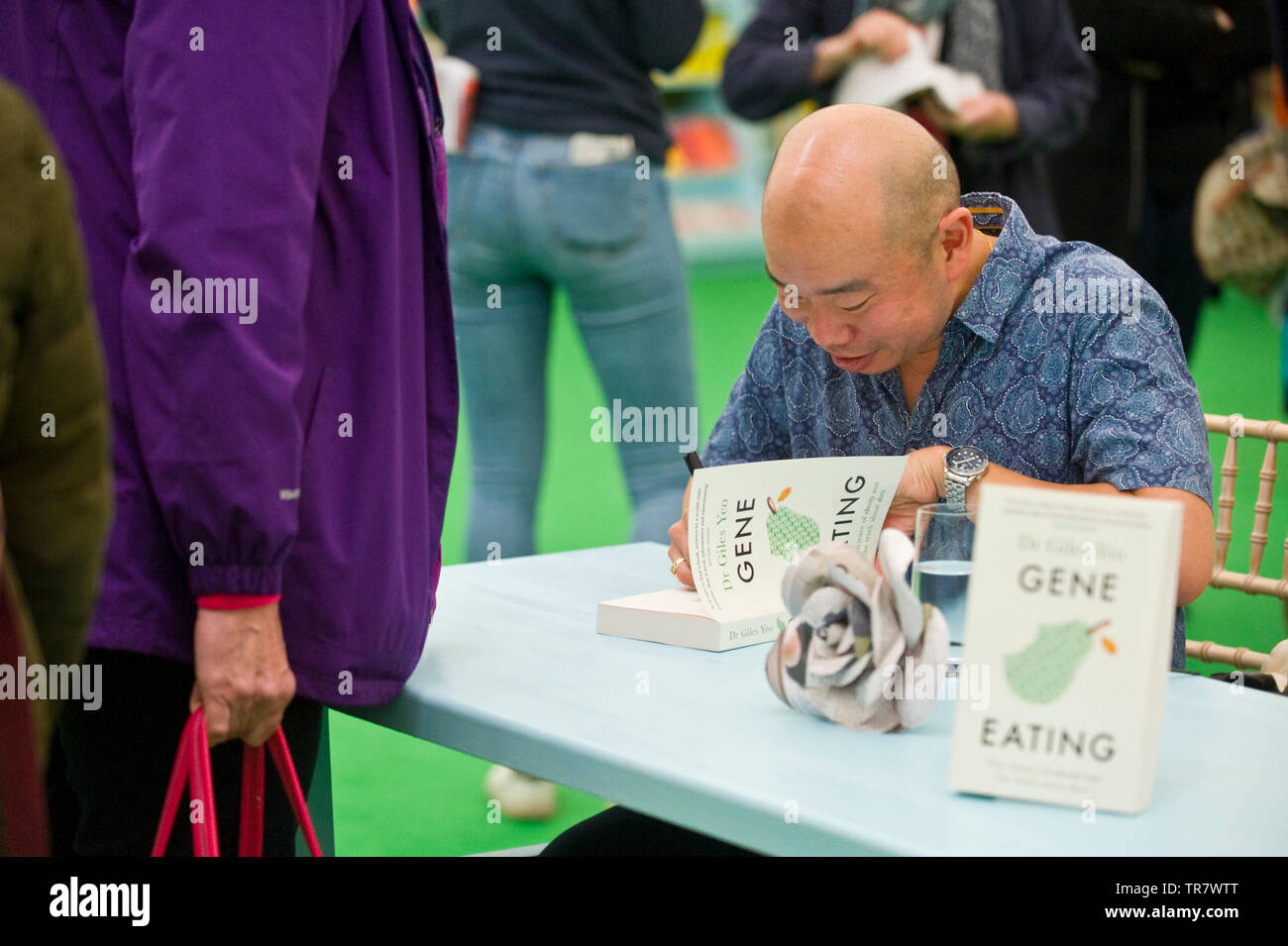 El Dr. Giles Yeo genetista firma de libros para los fans en la librería en Festival de heno heno en Wye Gales Powys UK Foto de stock