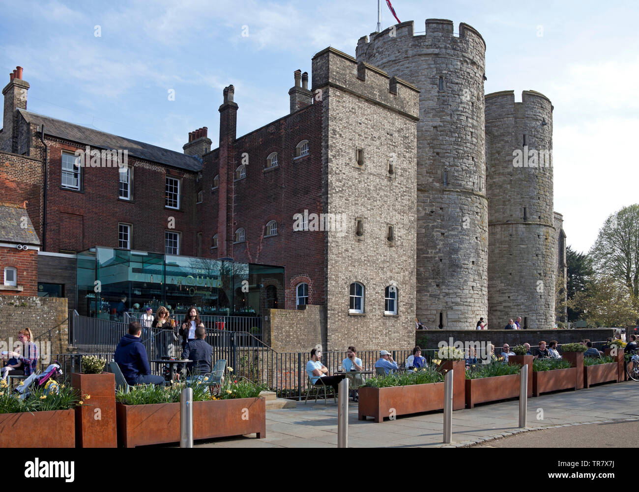 En Canterbury, Inglaterra, Reino Unido, la gente libra, relájese en el bar y el restaurante. Europa Foto de stock