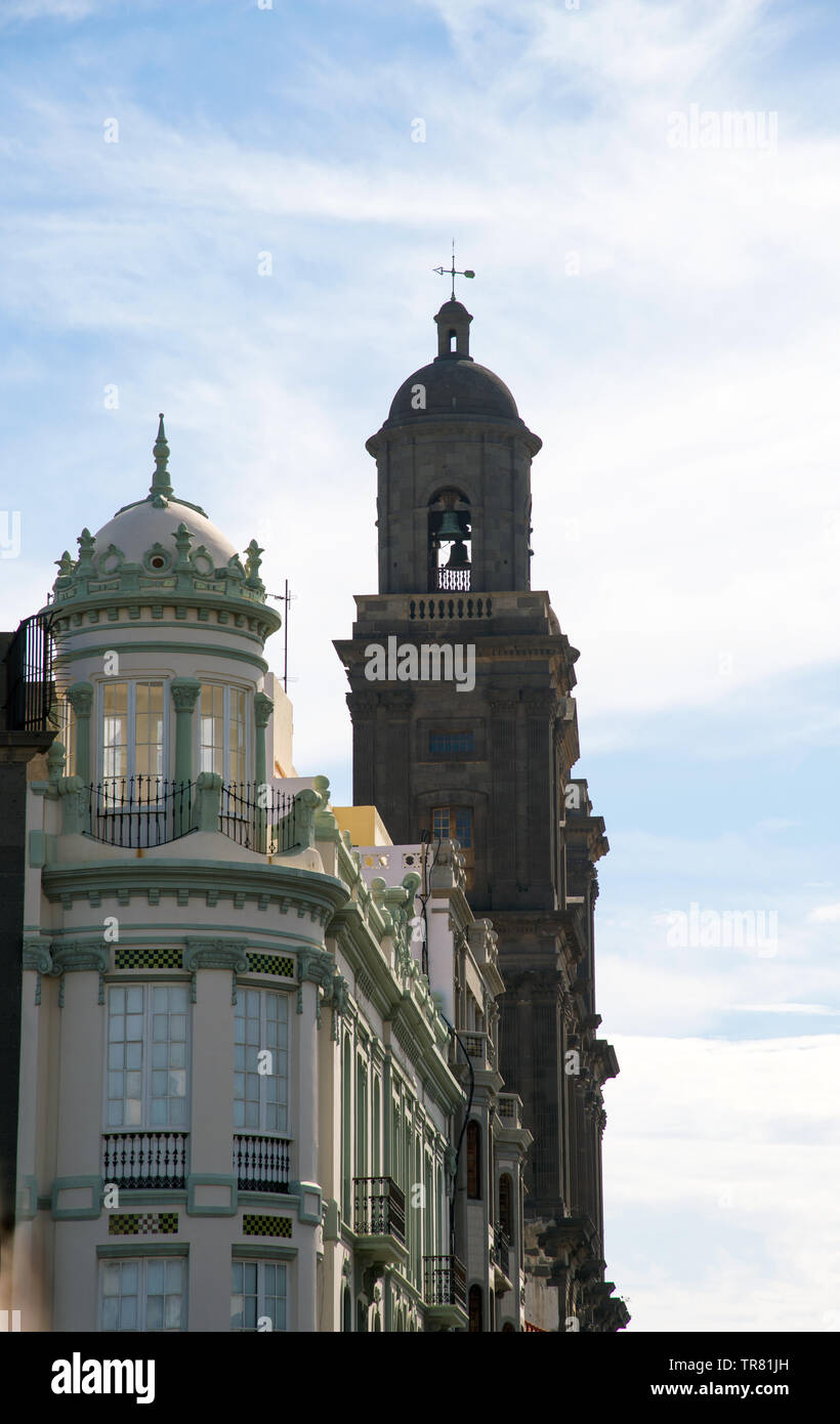 Las Palmas de Gran Canaria, España - 31 de diciembre de 2017. El campanario de la Catedral de Santa Ana o la Catedral de Las Palmas en el centro de la ciudad. Foto de stock