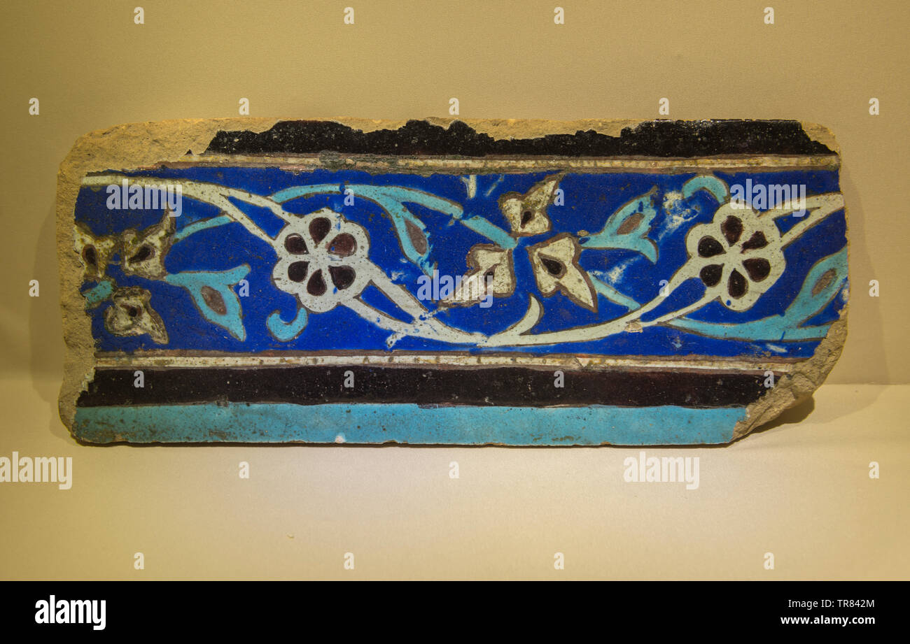 Un fragmento de una losa de regadío pintado. La cerámica vidriada. Mausoleo de Khoja Ahmed Yassawi, Turkestán.14-15º siglos CE.Museo Nacional de Kazajstán Foto de stock