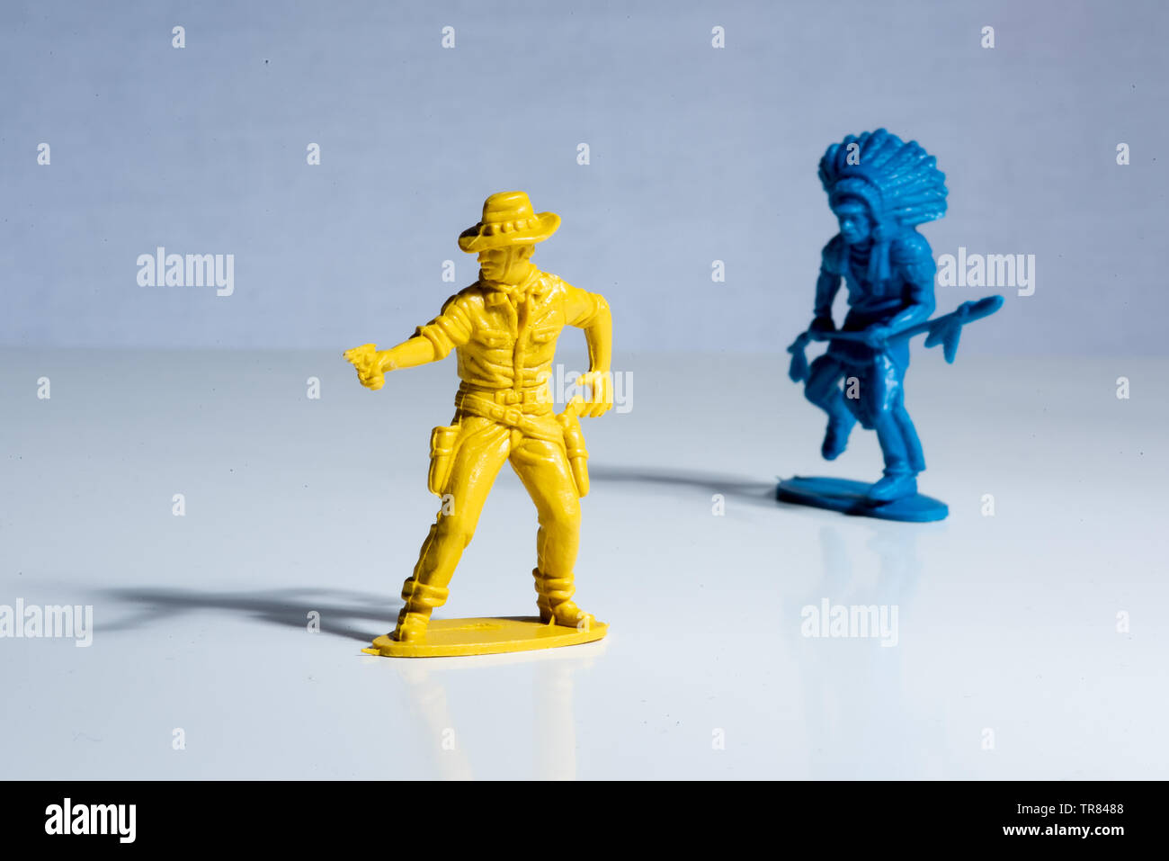 Azul y Amarillo indio vaquero figuras de juguete de plástico Fotografía de  stock - Alamy