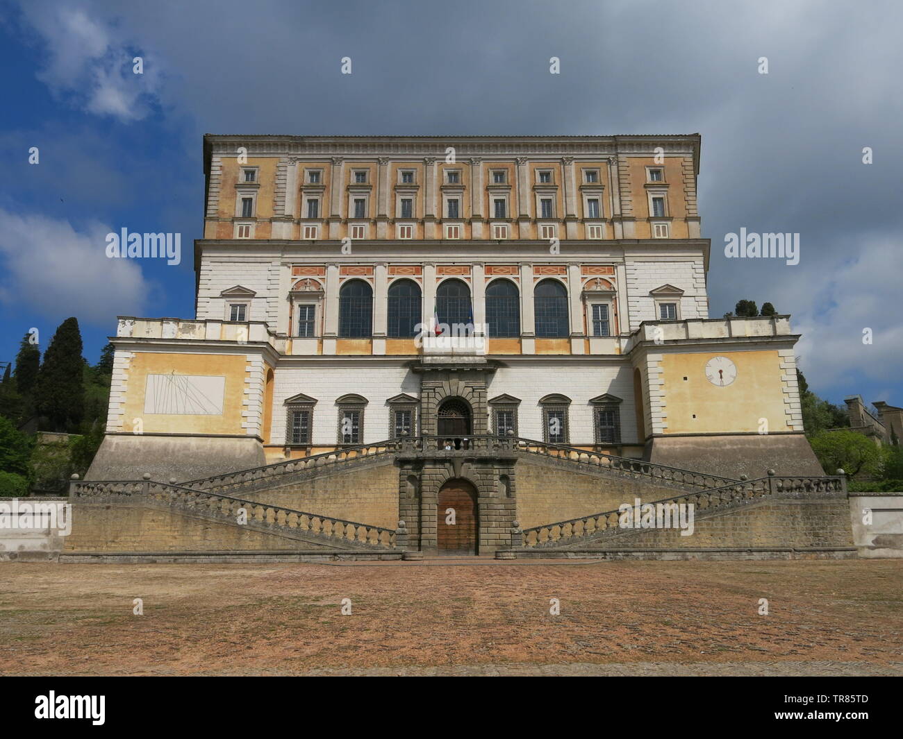 Vista de la Villa Farnese con su zigzag escalera que conduce a la entrada. Foto de stock