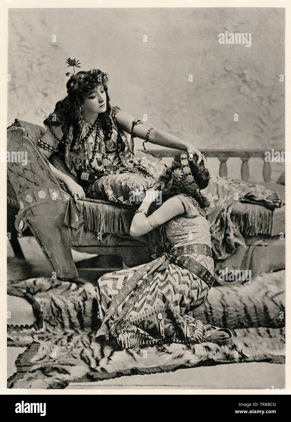 Sarah Bernhardt como Cleopatra en la obra de Shakespeare Antonio y Cleopatra, París, 1890. Huecograbado Foto de stock