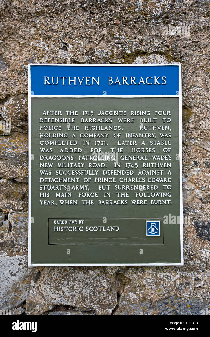 Historic Scotland signo de Ruthven Barracks cerca de Kingussie en el Parque Nacional de Cairngorms, Escocia, Reino Unido. Foto de stock