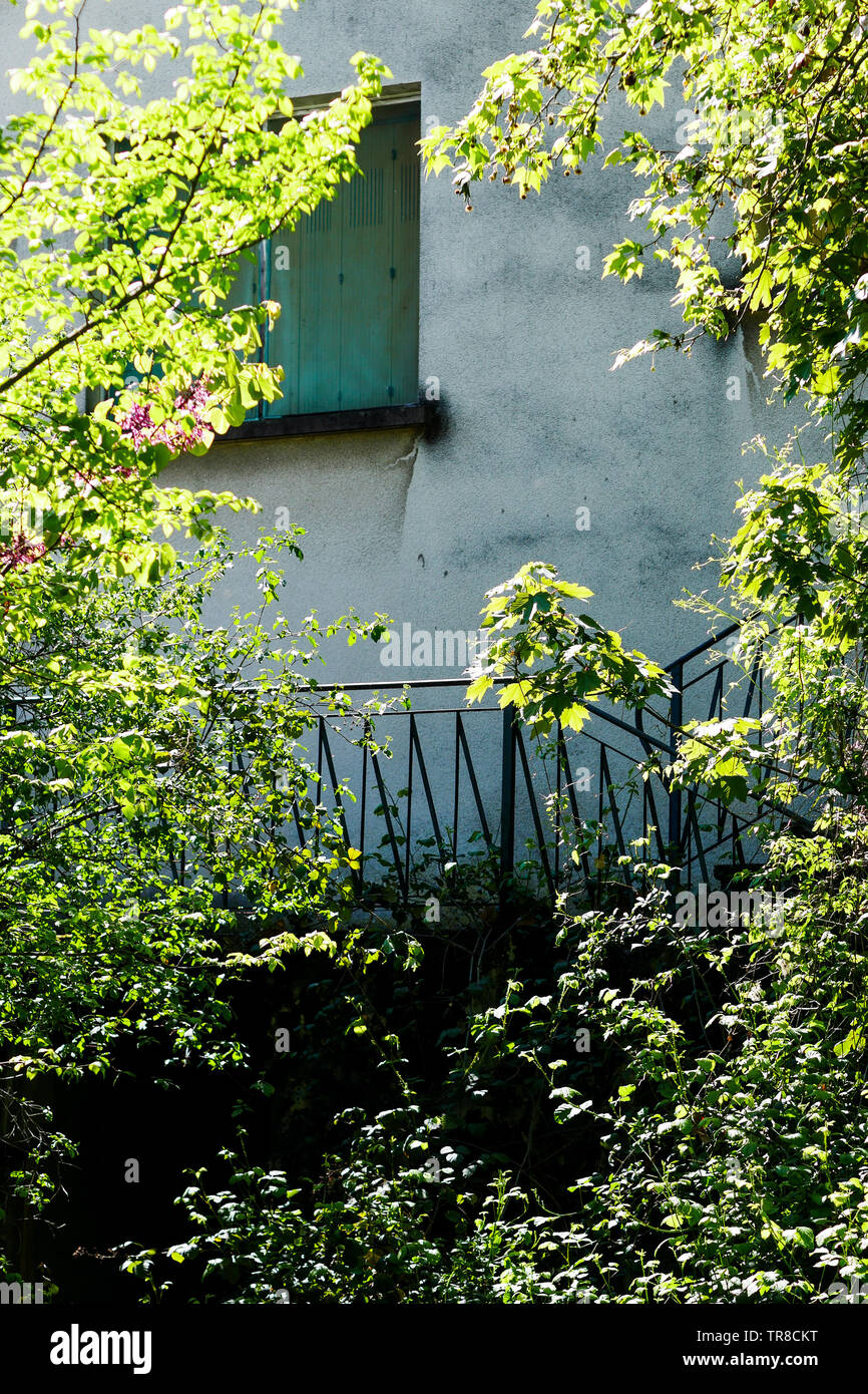 Vista de una primavera abandonado jardín que rodea la casa, un hombre muerto, Lyon, Francia. Foto de stock