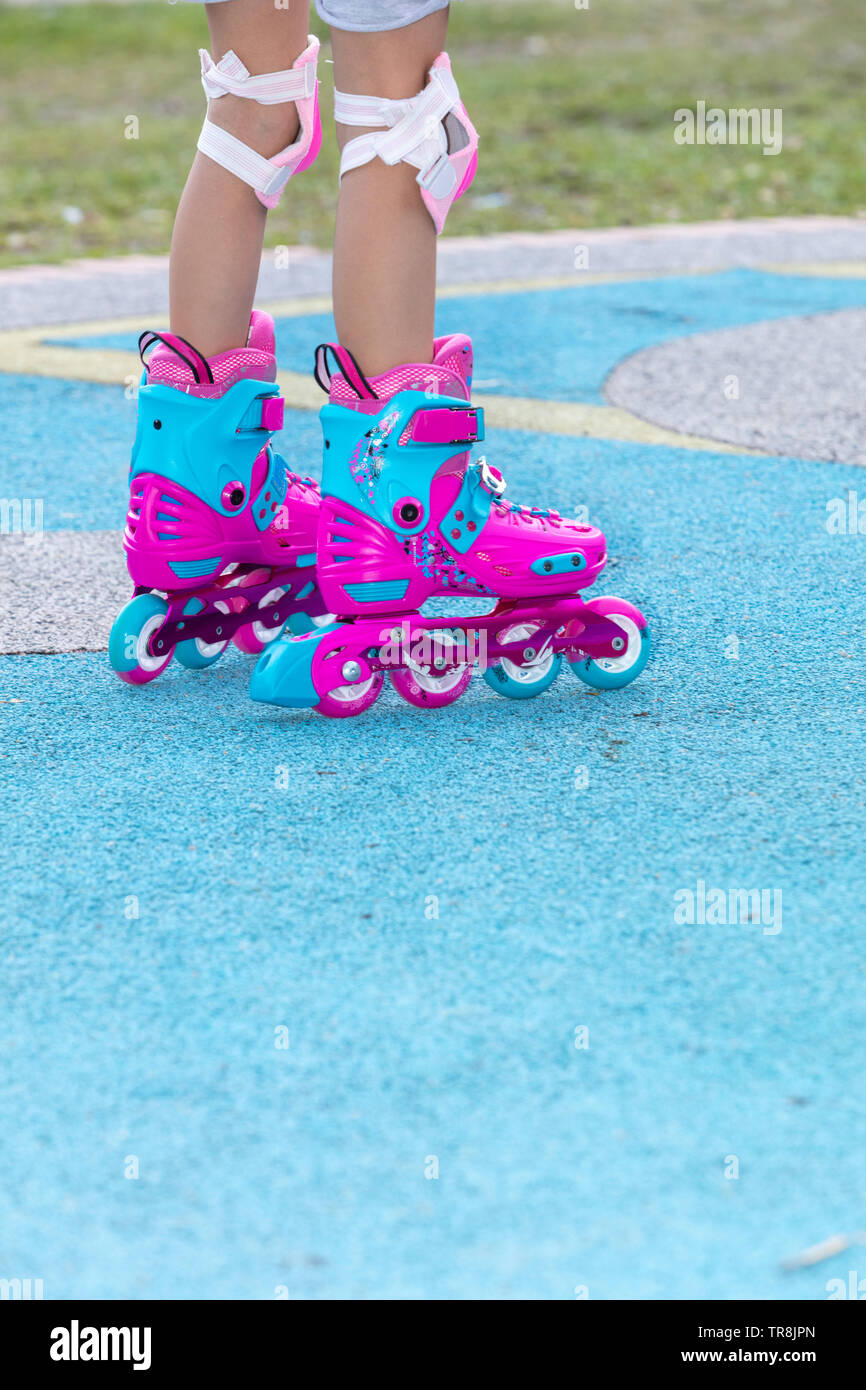 Sonriente Niña Asiática De 5 Años Yendo En Sus Patines En Línea