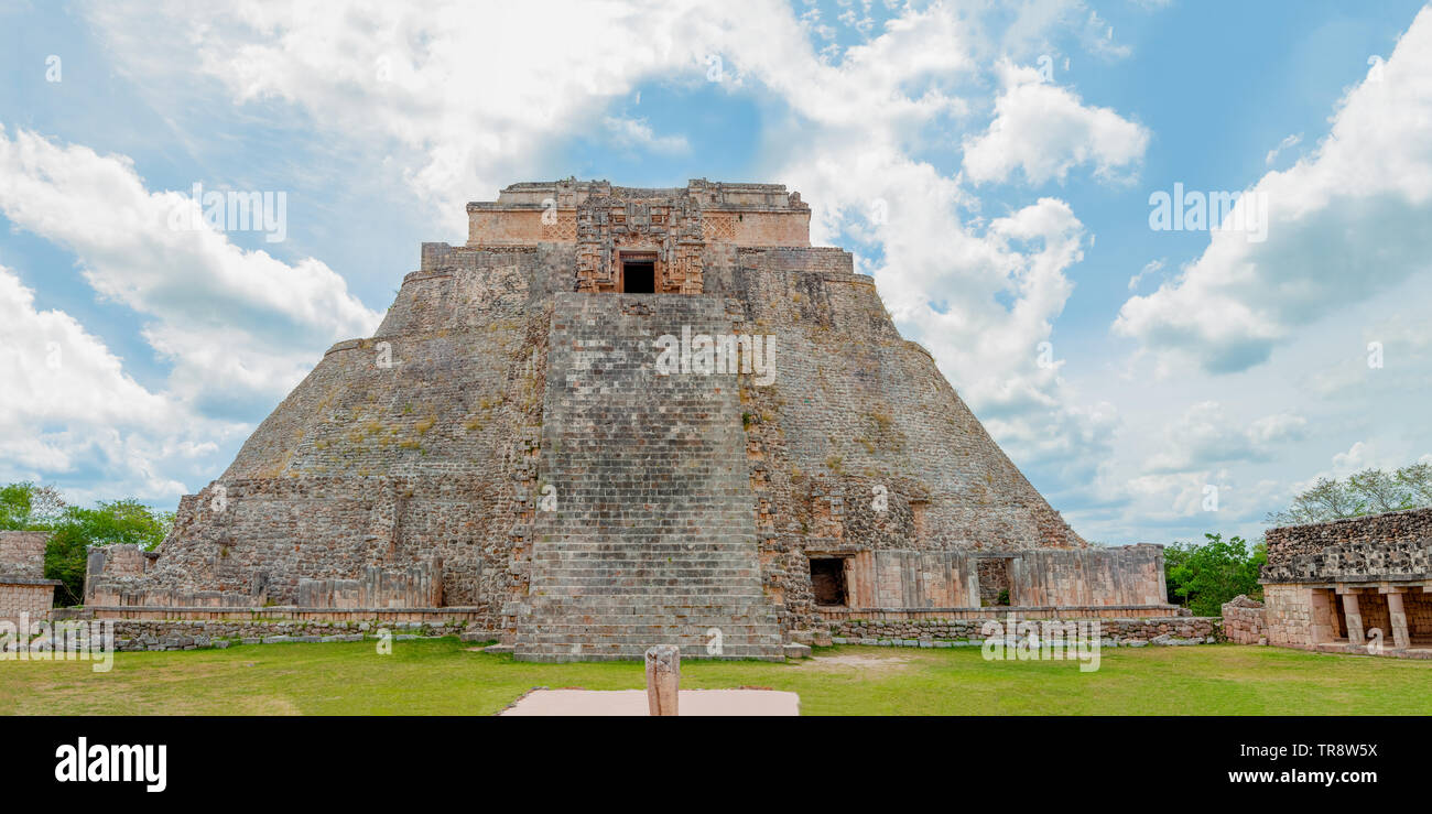 Panorama de la pirámide Maya de la zona arqueológica de Uxmal, visto desde el frente, en la península de Yucatán Foto de stock