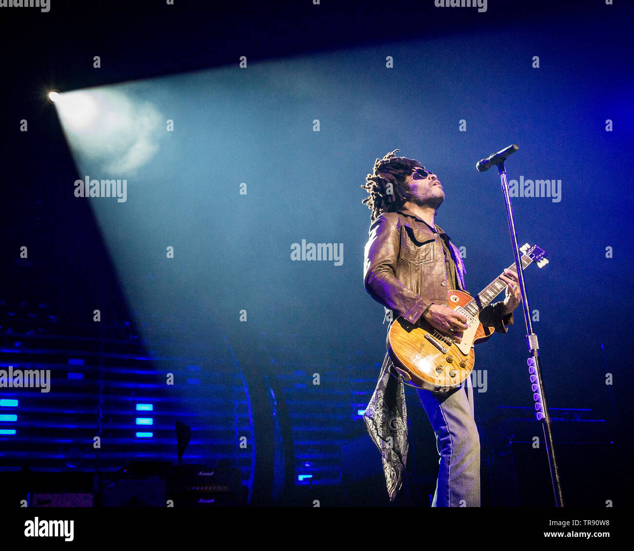 Lenny Kravitz tocando en vivo en Oslo Spektrum el 28 de mayo de 2019 en elevar la vibración tour Foto de stock