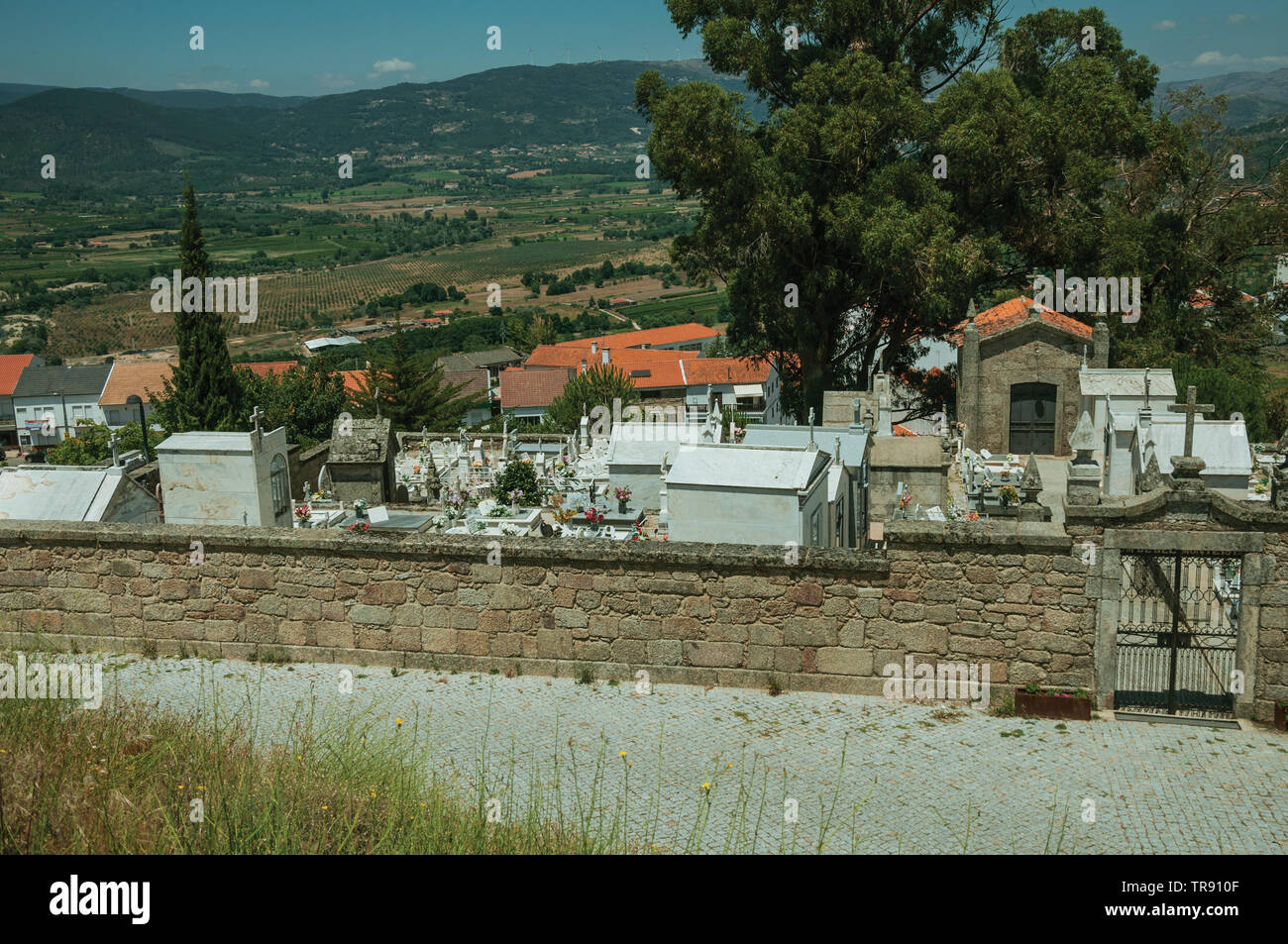 Cementerio con paredes y puerta de hierro que rodean las tumbas y criptas  en Belmonte. Lugar de nacimiento del descubridor Pedro Cabral en Portugal  Fotografía de stock - Alamy