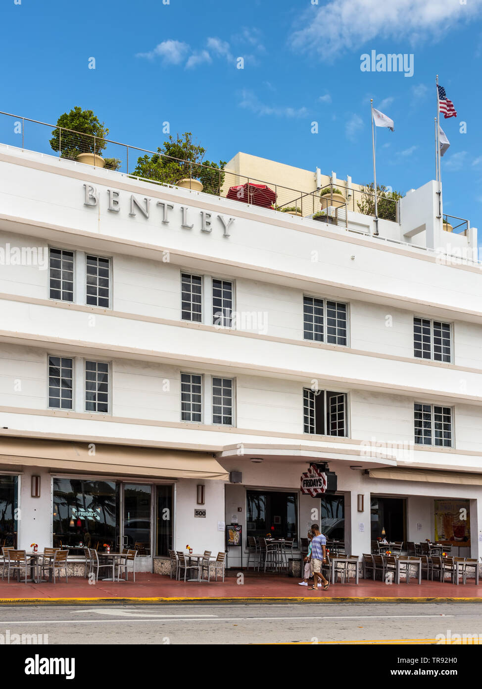 Miami, FL, EEUU - Abril 19, 2019: El Bentley Hotel en el histórico distrito Art Deco de Miami South Beach con hoteles, cafés y restaurantes en Ocean Foto de stock