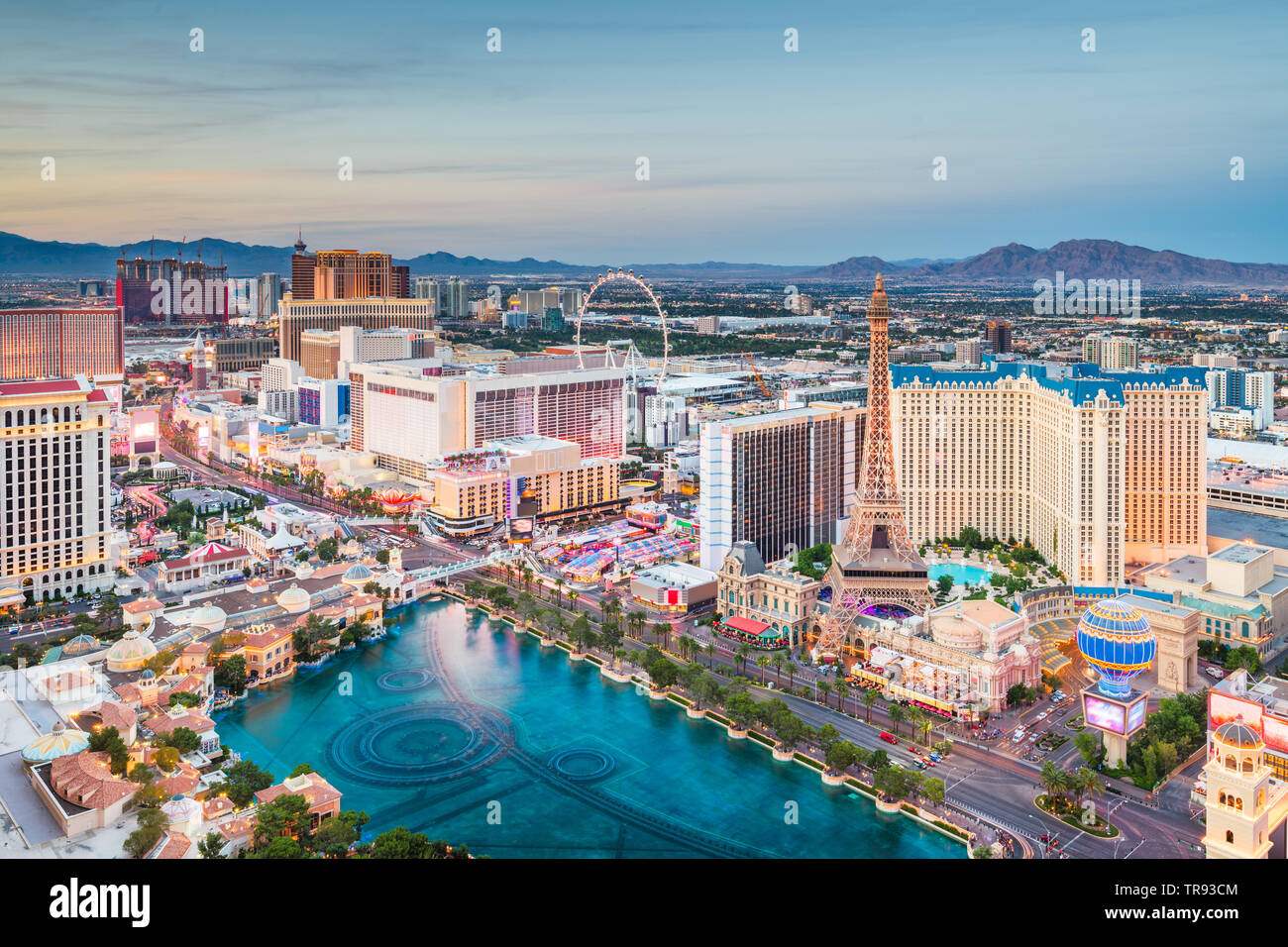 Las Vegas, Nevada, EE.UU. a través de la tira del horizonte al atardecer. Foto de stock