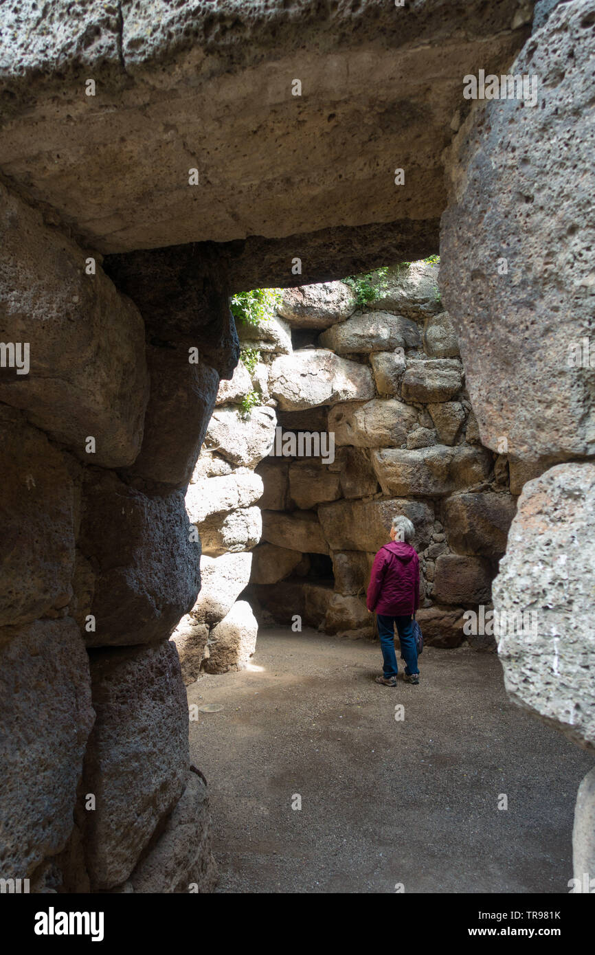 Interior de19th-18th ciento BC nuraghe estructura sobre el Cabu Abbas normal, Cerdeña Foto de stock
