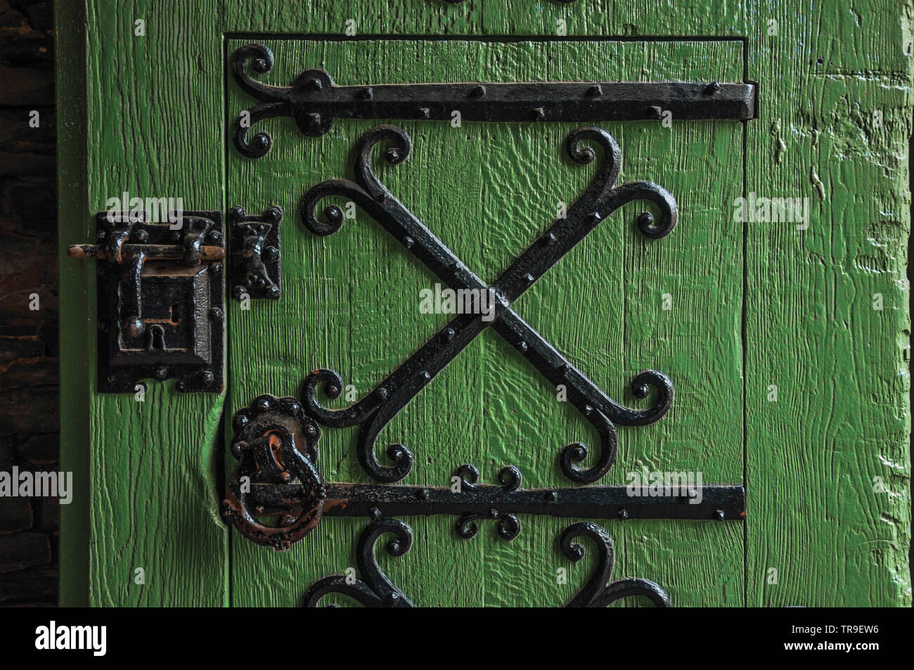 Detalle de la cerradura y bisagras de hierro sobre la puerta de madera en  Castillo Gravensteen en Gante. Ciudad con una intensa vida cultural y  edificios góticos en Bélgica Fotografía de stock -