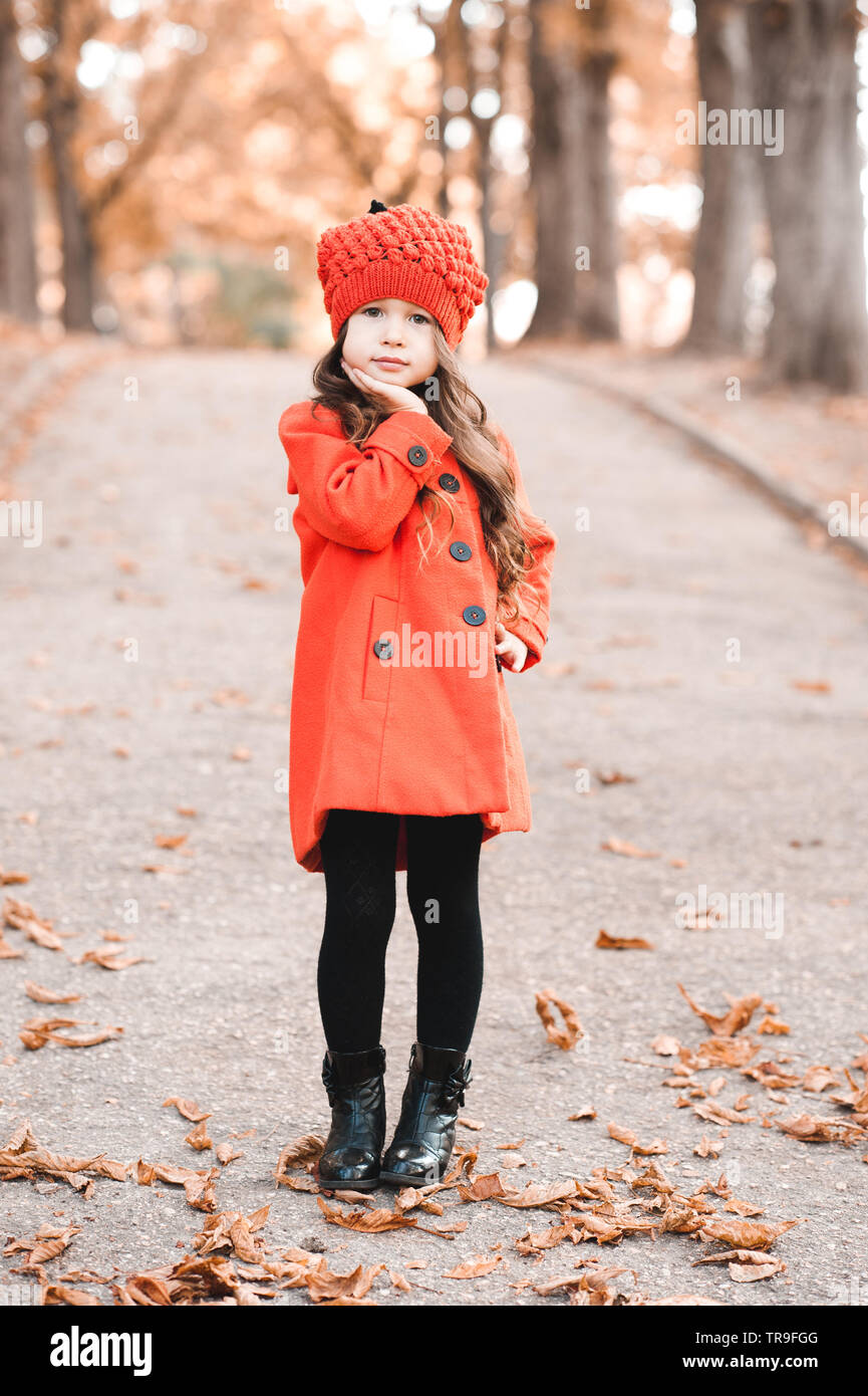 Lindo elegante 4-5 años vistiendo chaqueta y gorro de de otoño al aire libre. Mirando a la Fotografía de stock - Alamy