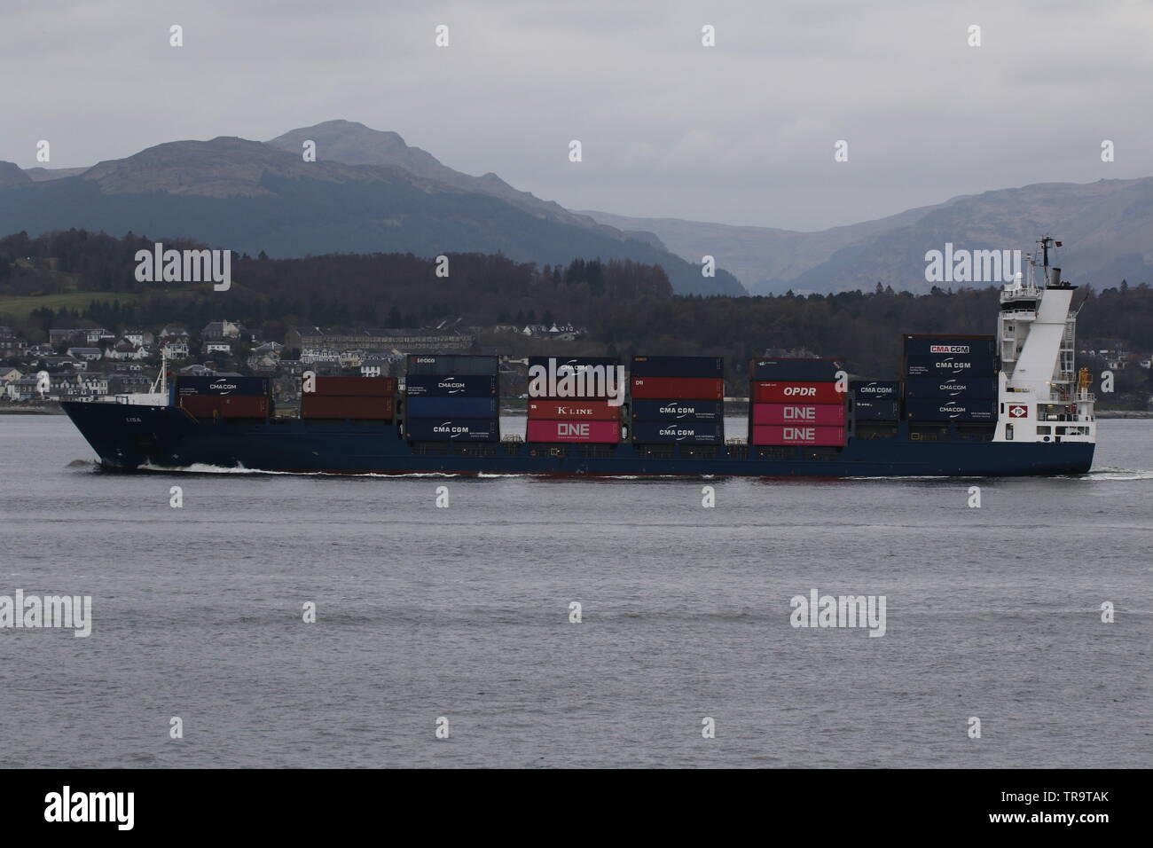 El buque portacontenedores MV Lisa, pasando Gourock en el Firth of Clyde. Foto de stock