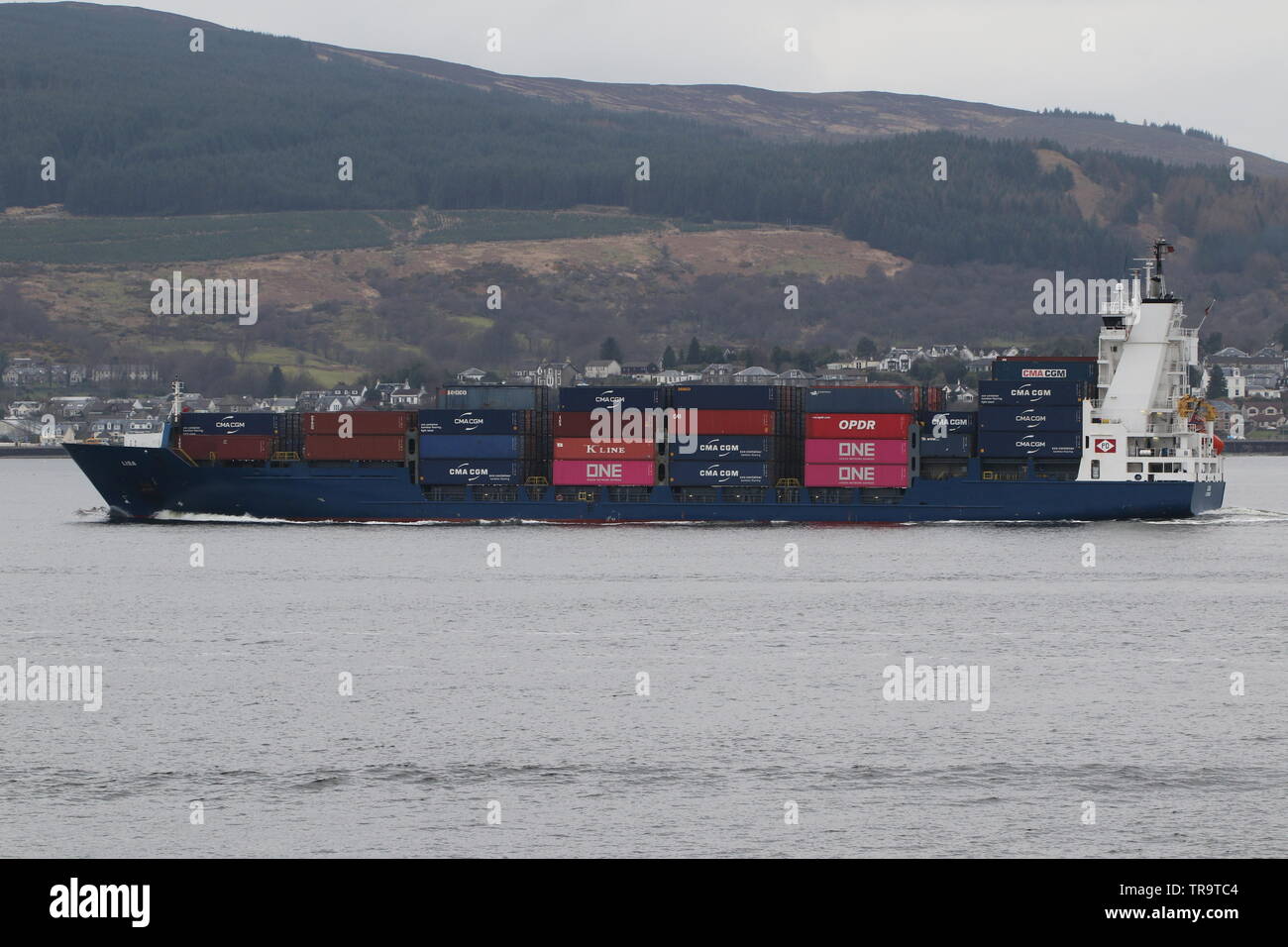 El buque portacontenedores MV Lisa, pasando Gourock en el Firth of Clyde. Foto de stock