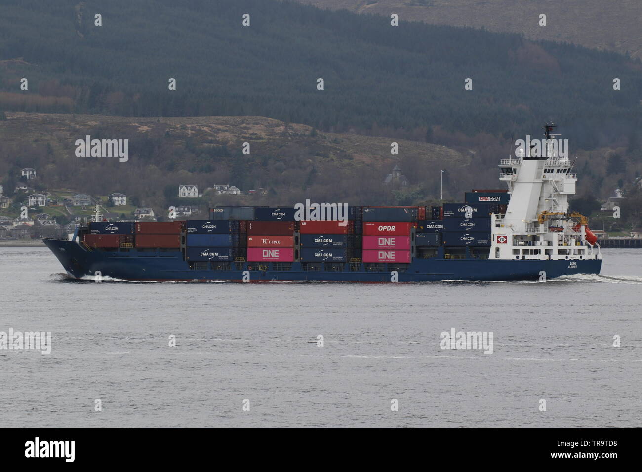El buque portacontenedores MV Lisa, pasando Gourock en el Firth of Clyde. Foto de stock