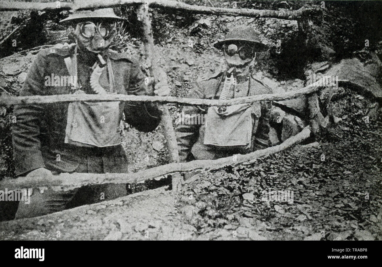 Esta foto, que datan de antes de 1922, se refiere a la I Guerra Mundial. El título reza: Marines esperando un ataque con gases. Los Marines fueron apodados Teufle hunden o Devil Dogs. Foto de stock
