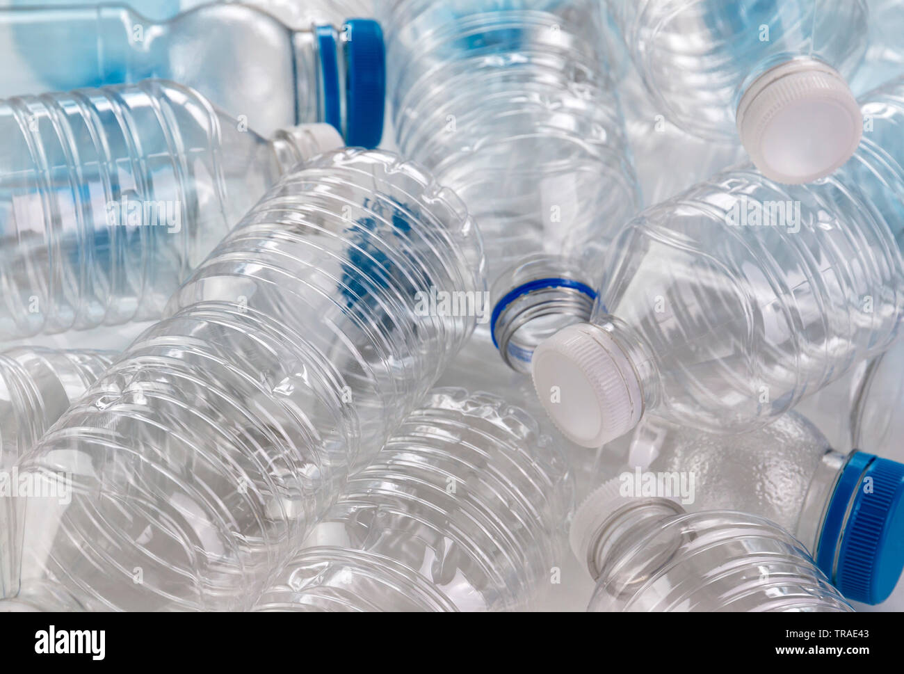 Cerca de muchas botellas desechables de un solo uso de plástico para  reciclado con una profundidad de campo limitada Fotografía de stock - Alamy