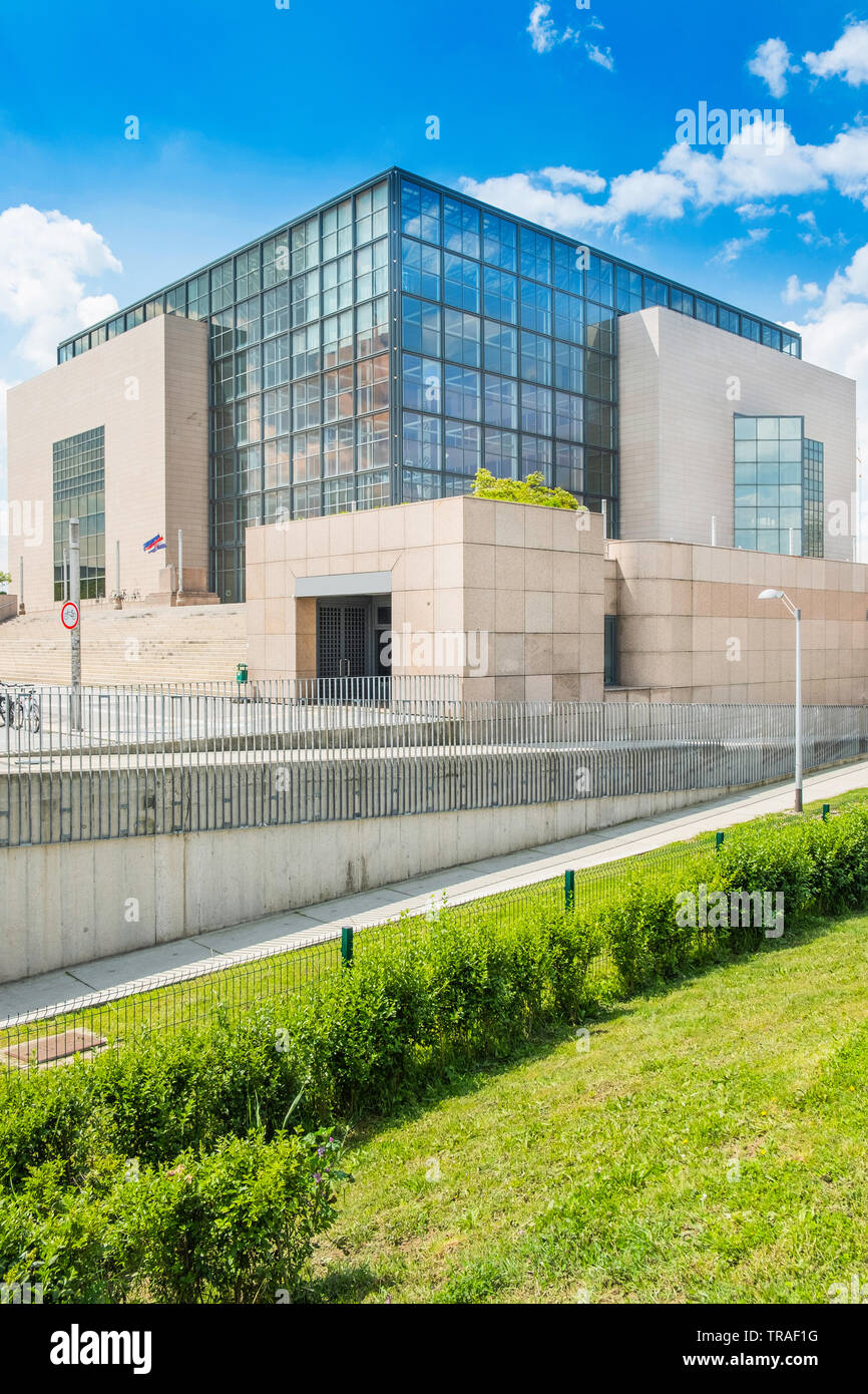 Edificio de la Biblioteca Nacional y Universitaria de Zagreb, Croacia, la  arquitectura moderna Fotografía de stock - Alamy