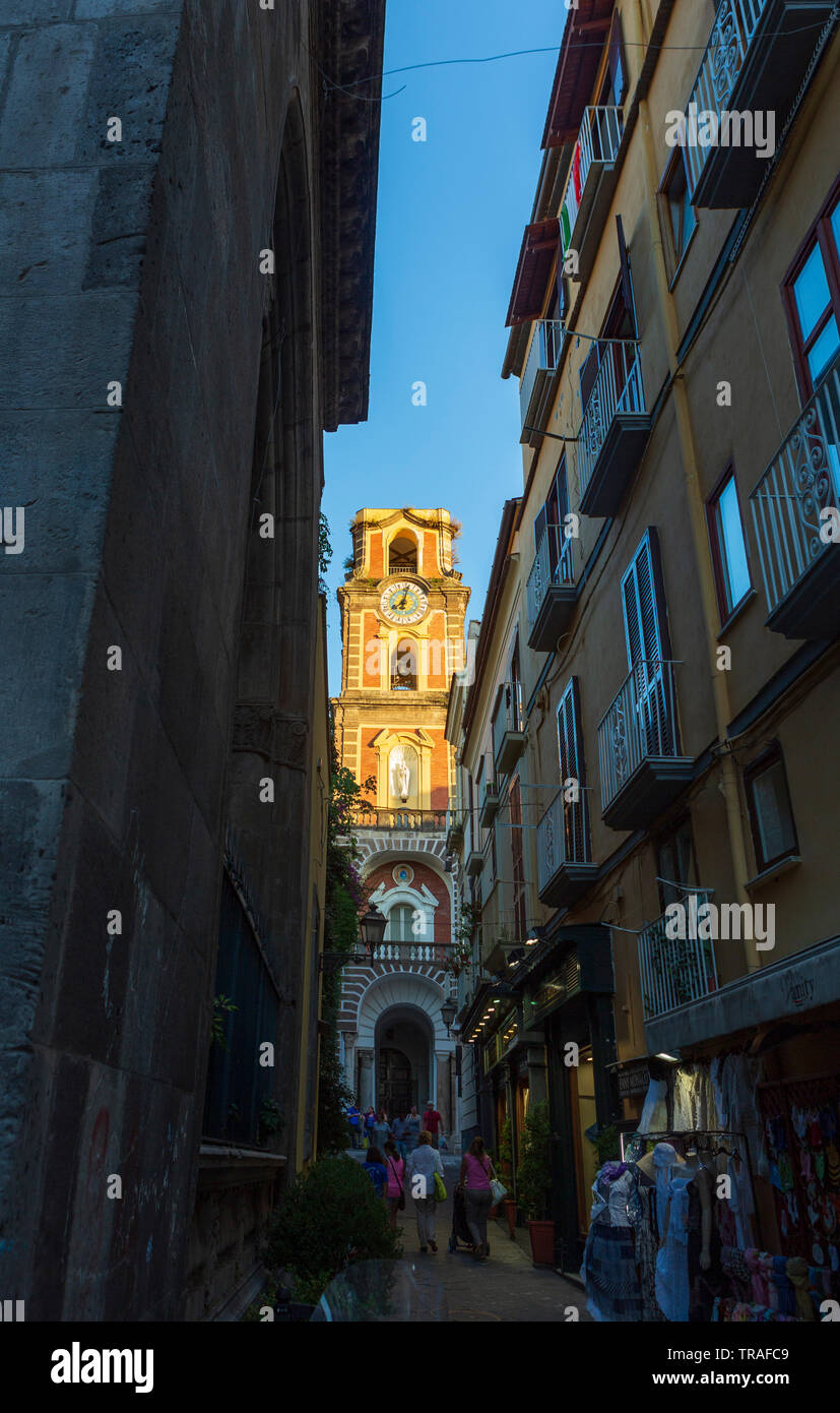 La del campanario de la Catedral, el Palacio del Obispo en Sorrento, un pueblo con vistas a la bahía de Nápoles, en el sur de Italia. Foto de stock